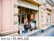 Витрина книжного магазина «Библио-Глобус». Мясницкая улица, дом 6. Москва. Редакционное фото, фотограф E. O. / Фотобанк Лори