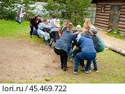 Перетягивание каната на празднике. Редакционное фото, фотограф Vladimir Ivanov / Фотобанк Лори