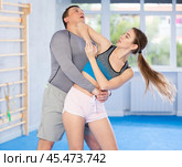 Woman hits man attacker on head during self defense training session. Стоковое фото, фотограф Яков Филимонов / Фотобанк Лори