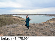 Радостная девушка на берегу Капчагайского водохранилища. Алматинская область. Казахстан. Стоковое фото, фотограф Александр Тараканов / Фотобанк Лори