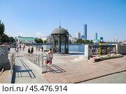Ротонда на набережной городского пруда. Город Екатеринбурга (2016 год). Стоковое фото, фотограф Александр Тараканов / Фотобанк Лори