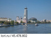 Вид на отель "Swissotel Красные Холмы" и Дом музыки солнечным летним днем. Москва. Россия (2024 год). Редакционное фото, фотограф Елена Коромыслова / Фотобанк Лори