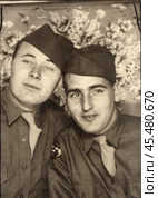 Два друга, солдаты армии США (в пилотках Garrison Cap), Вторая Мировая война, WWII. Стоковое фото, фотограф WWII / Фотобанк Лори