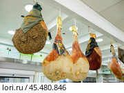 Италия. Минтурно. Окорок для ветчины прошутто в магазине. Italy. Minturno. Prosciutto ham ham in the store. Стоковое фото, фотограф Алексей Смышляев / Фотобанк Лори