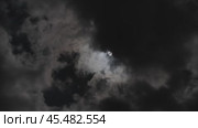 Full moon moving between clouds. Стоковое видео, видеограф Михаил Коханчиков / Фотобанк Лори