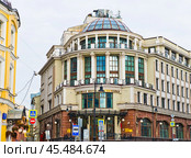 Здание Высшей школы экономики. Осень. Улица Мясницкая. Москва. Редакционное фото, фотограф E. O. / Фотобанк Лори