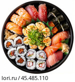 Delicious sushi platter featuring variety of rolls and nigiri with spicy mayo and green onions. Стоковое AI-изображение, AI-художник Иван Рябоконь / Фотобанк Лори
