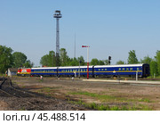 Тепловоз ТЭМ18ДМ-1135 с вагонами от ретро-поезда "Рускеальский экспресс", станция Сортавала, Карелия (2019 год). Редакционное фото, фотограф Алексей Иванов / Фотобанк Лори