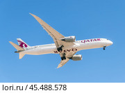 Самолёт B787 Dreamliner авиакомпании Qatar Airways заходит на посадку в аэропорту. Редакционное фото, фотограф Свитич Олег / Фотобанк Лори