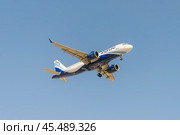 Самолёт A320neo авиакомпании Indigo заходит на посадку в аэропорту. Редакционное фото, фотограф Свитич Олег / Фотобанк Лори