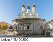Церковь Михаила и Федора Черниговских под Бором в Москве. Редакционное фото, фотограф Владимир Чинин / Фотобанк Лори