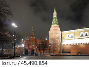 Угловая Арсенальная башня Московского Кремля и Александровский сад в центре Москвы. Зимняя ночь (2023 год). Редакционное фото, фотограф Александр Кузнецов / Фотобанк Лори