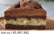 Chocolate cake elegantly rotating on a rustic wooden board. Стоковое AI-видео, аниматор Юрий Поздников / Фотобанк Лори