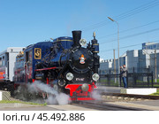 Паровоз Кп4-447 прицепляется к пассажирскому составу, Малая Октябрьская железная дорога, Южная трасса, ст. Молодёжная (2019 год). Редакционное фото, фотограф Алексей Иванов / Фотобанк Лори