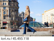 Young beautiful woman in winter coat. Стоковое фото, фотограф Андрей Аркуша / Фотобанк Лори