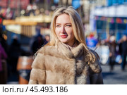 Portrait close up of young beautiful happy woman. Стоковое фото, фотограф Андрей Аркуша / Фотобанк Лори