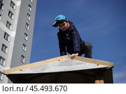 Ребёнок на детской площадке на крыше домика, опасность, травматизм. The child is on the playground on the roof of the house, danger, injury. Стоковое фото, фотограф Юрий Пуликов / Фотобанк Лори