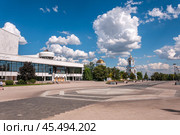 Voronezh, Russia, July 22, 2024: The Concert Hall building in Sovetsky Square on a summer day in Voronezh. Редакционное фото, фотограф Катерина Белякина / Фотобанк Лори