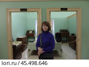 Санкт-Петербург, женщина на экскурсии у комнаты лицеистов Пушкина и Пущина. Редакционное фото, фотограф Дмитрий Неумоин / Фотобанк Лори