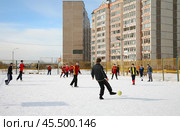 Young men play football at the winter stadium. Moscow region, Mytishchi, Russia (2010 год). Редакционное фото, фотограф Наталья Волкова / Фотобанк Лори