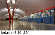 Станция метро "Алма-Атинская" Замоскворецкой линии Московского метро. Интерьер центрального зала (2023 год). Стоковое фото, фотограф Александр Кузнецов / Фотобанк Лори