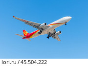 Самолёт Airbus A330 авиакомпании Hainan Airlines заходит на посадку в аэропорту. Редакционное фото, фотограф Свитич Олег / Фотобанк Лори