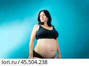 42-летняя беременная женщина в черном нижнем белье. 9 месяц беременности, 37 недель, 3 триместр. Беременность после 40. Стоковое фото, фотограф Яна Проничева / Фотобанк Лори