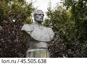 Памятник Михаилу Семёновичу Корсакову, город Корсаков, Сахалинская область, Россия. Остров Сахалин, Дальний Восток России. Город Корсаков назван в честь генерал-губернатора Восточной Сибири Михаила Семёновича Корсакова. Редакционное фото, фотограф Андрей Степанов / Фотобанк Лори
