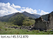Ингушетия, Джейрах. Руины в горах (2024 год). Редакционное фото, фотограф Екатерина Батина / Фотобанк Лори