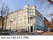 Здание офиса Банка Приморье. Фасад дома в историческом центре города Владивосток. Редакционное фото, фотограф Евгений Зимин / Фотобанк Лори