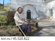 Бабушка в платочке у Богоявленского храма, Отдых у храма: бабушка на лавочке, Теплый момент у Богоявленского храма, Пожилая женщина у храма в Юрьевце, Тихий уголок у Богоявленского храма (2017 год). Редакционное фото, фотограф Сергей Расторгуев / Фотобанк Лори