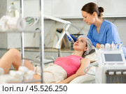 Cosmetologist makes facial gas liquid oxygen serum epidermal peeling for rejuvenation girl face skincare, anti aging cosmetic procedure in beauty spa salon. Beautician makes face skin treatment. Стоковое фото, фотограф Яков Филимонов / Фотобанк Лори