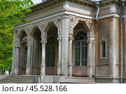 Оформление крыльца бывшей ратуши. Карелия, город Сортавала, улица Ленина, дом 18 (2019 год). Редакционное фото, фотограф Алексей Иванов / Фотобанк Лори