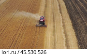 Aerial view of combine on harvest field. Стоковое видео, видеограф Михаил Коханчиков / Фотобанк Лори