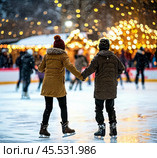 Зима, каток, мужчина и женщина катаются на коньках. Стоковое AI-изображение, AI-художник Алексей Смирнов / Фотобанк Лори