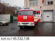Пожарная машина Камаз возле гаража на Шоссе Энтузиастов, Москва. Пасмурный весенний день (2020 год). Стоковое фото, фотограф Александр Кузнецов / Фотобанк Лори