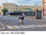Люди вышли праздновать день ВМФ России (2024 год). Редакционное фото, фотограф Юрий Шурчков / Фотобанк Лори