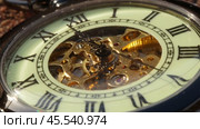 Pocket watch with movement. close-up. Стоковое видео, видеограф Виктор Тихонов / Фотобанк Лори
