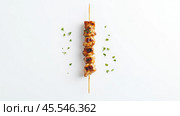 Шашлык из курицы на гриле на минималистичном белом фоне для кулинарного дизайна. Стоковое AI-изображение, AI-художник ФотоИнтеллект / Фотобанк Лори