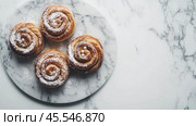 Вид сверху на вкусную выпечку на белом мраморном фоне для кулинарного дизайна. Стоковое AI-изображение, AI-художник ФотоИнтеллект / Фотобанк Лори