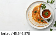 Вид сверху на вкусный пикантный блинчик с острым соусом на чистом белом фоне. Стоковое AI-изображение, AI-художник ФотоИнтеллект / Фотобанк Лори
