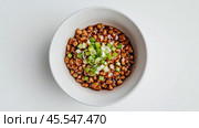 Вкусный натто с зеленым луком на чистом белом фоне - вид сверху. Стоковое AI-изображение, AI-художник ФотоИнтеллект / Фотобанк Лори