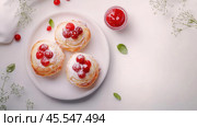Вкусная выпечка с вишневой начинкой на белом фоне для кулинарного вдохновения. Стоковое AI-изображение, AI-художник ФотоИнтеллект / Фотобанк Лори