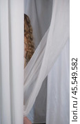 Vertical slow motion video of woman covered with white mesh fabric. A woman hides her face behind a veil cloth. Стоковое видео, видеограф Сергей Пристяжнюк (Serg Zastavkin) / Фотобанк Лори