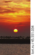Resort beach with parasol and sea sunrise. Стоковое видео, видеограф Михаил Коханчиков / Фотобанк Лори
