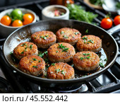 День котлет отмечается 28 августа в Костроме. "Деревенские" котлеты из мясного фарша на сковородке. Приятного аппетита! Стоковое AI-изображение, AI-художник Сергей Елизарьев / Фотобанк Лори