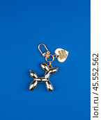 Funny golden  dog keychain on desk with stationery. Стоковое фото, фотограф Виталий Сова / Фотобанк Лори