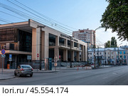 Voronezh, Russia, July 18, 2024: The building of the central market on a summer day in Voronezh. Редакционное фото, фотограф Катерина Белякина / Фотобанк Лори