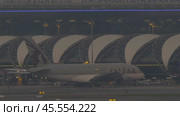 Airbus A380 of Qatar Airways taxiing to the terminal (2023 год). Редакционное видео, видеограф Игорь Жоров / Фотобанк Лори