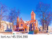 Костел Святого Симеона и Святой Елены в Минске, Республика Беларусь. MINSK, BELARUS - January 7, 2024: St. Simon and Helena famous catholic church or Red Church at Independence square. Landmark of Minsk - Capital city of Belarus. Редакционное фото, фотограф Елена Серебрякова / Фотобанк Лори